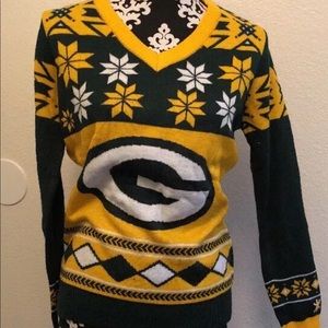 Green bag packer v neck sweater